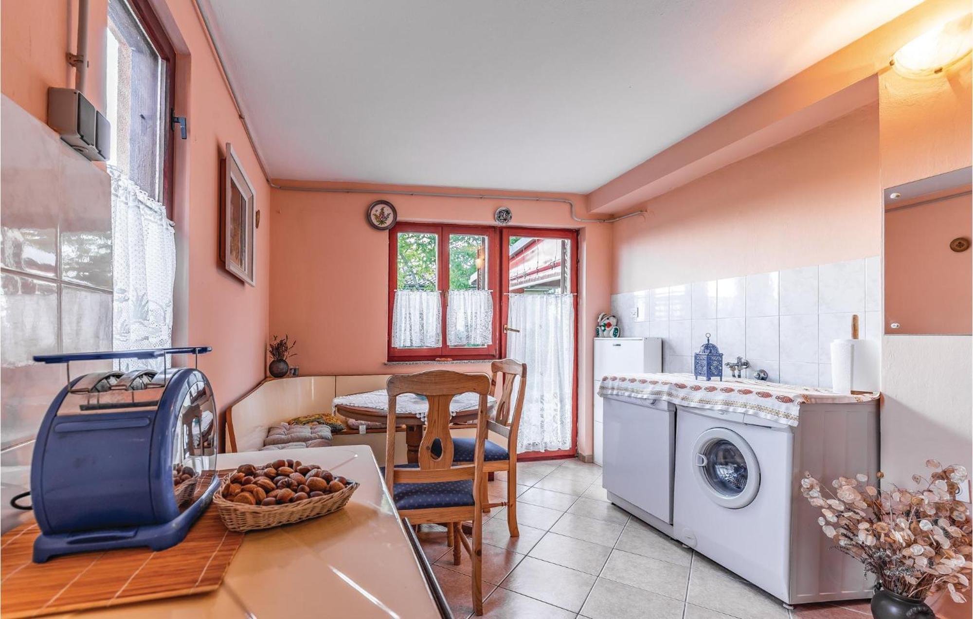 1 Bedroom Pet Friendly Home In Шишан Экстерьер фото