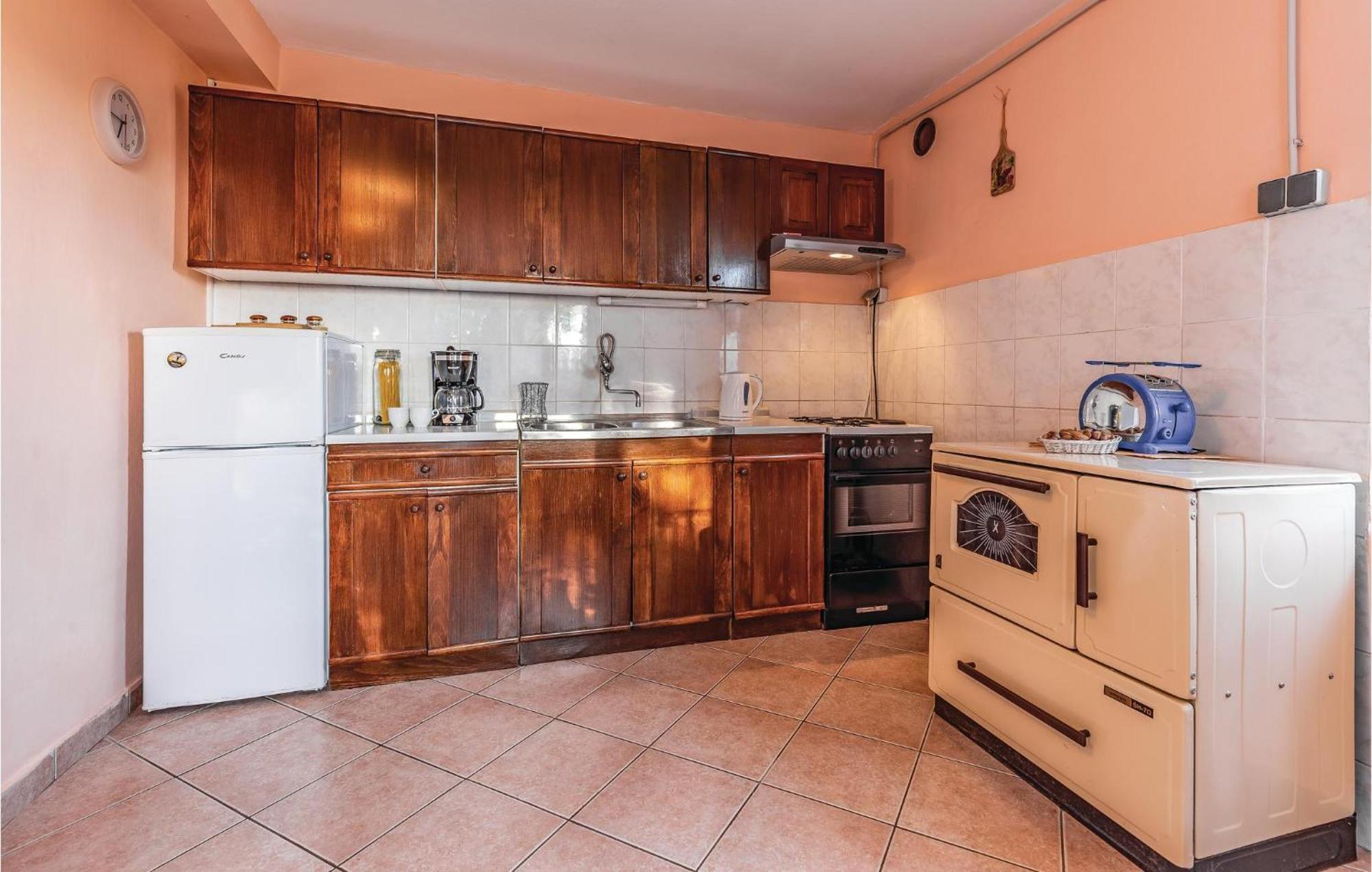 1 Bedroom Pet Friendly Home In Шишан Экстерьер фото