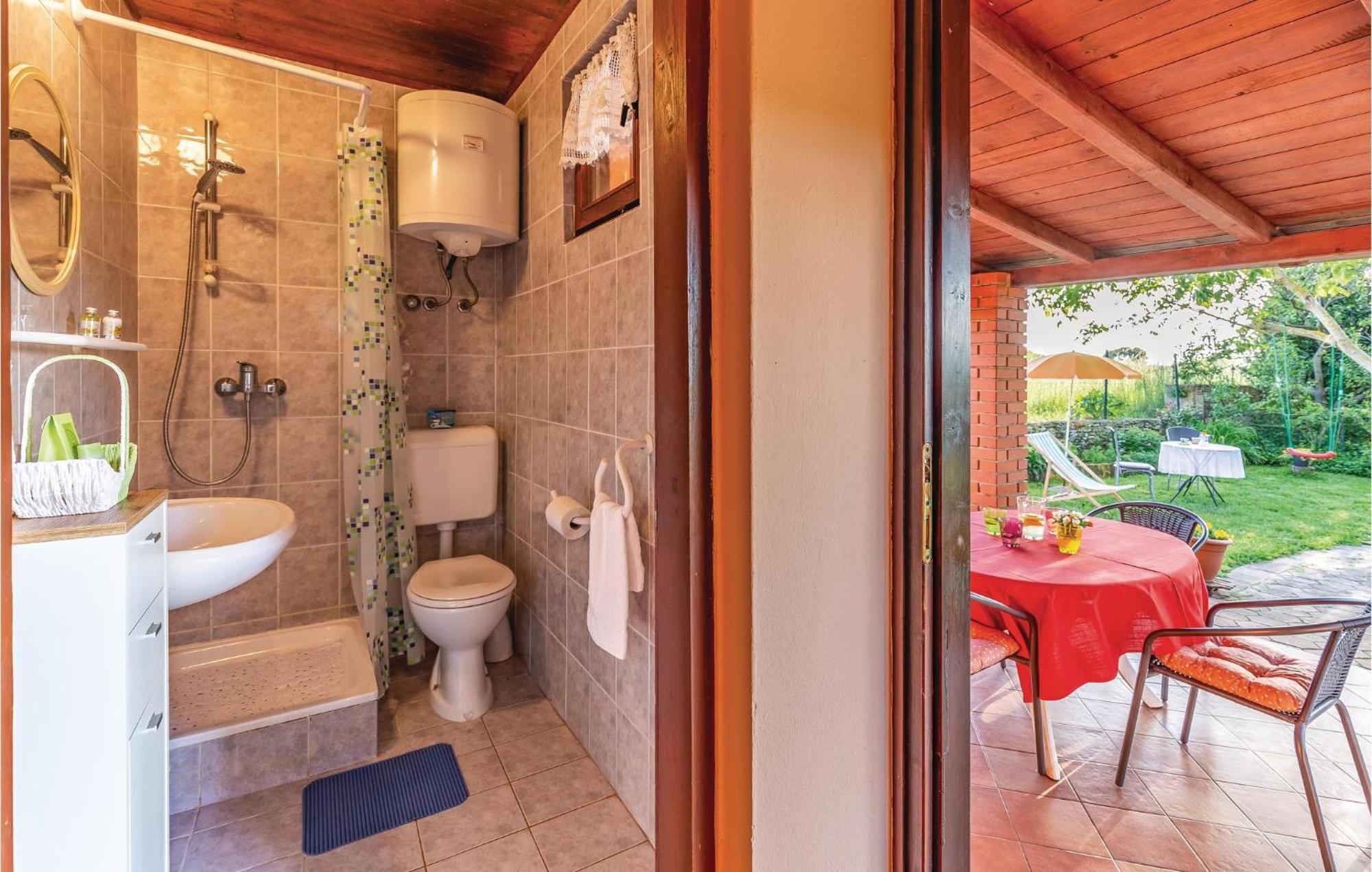 1 Bedroom Pet Friendly Home In Шишан Экстерьер фото
