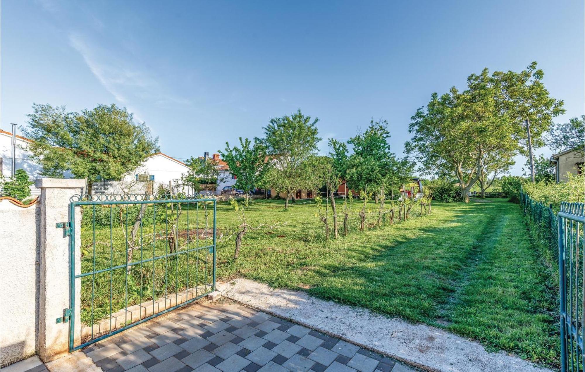 1 Bedroom Pet Friendly Home In Шишан Экстерьер фото