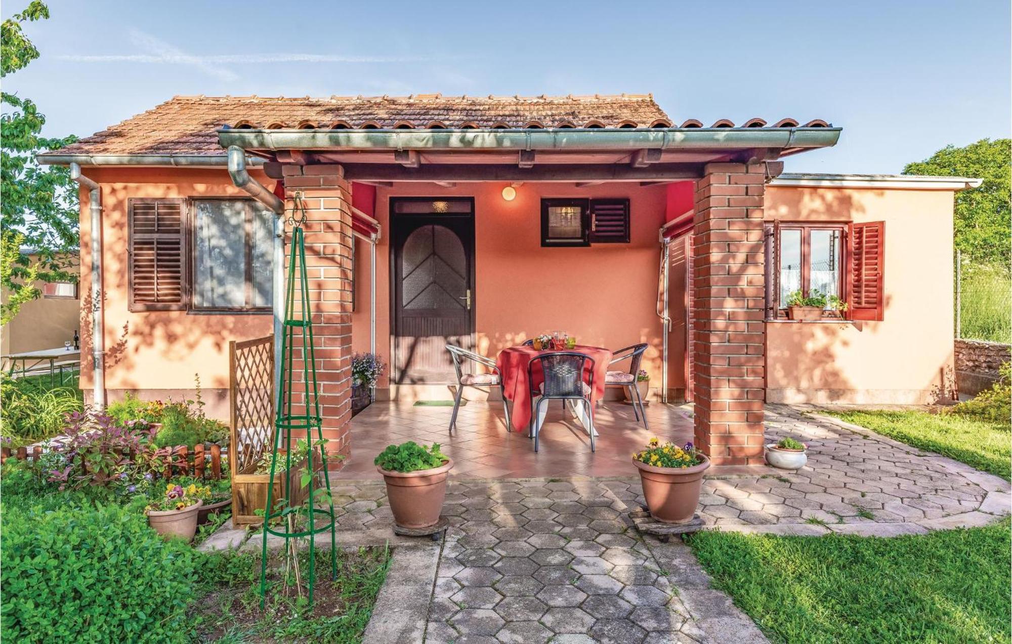1 Bedroom Pet Friendly Home In Шишан Экстерьер фото
