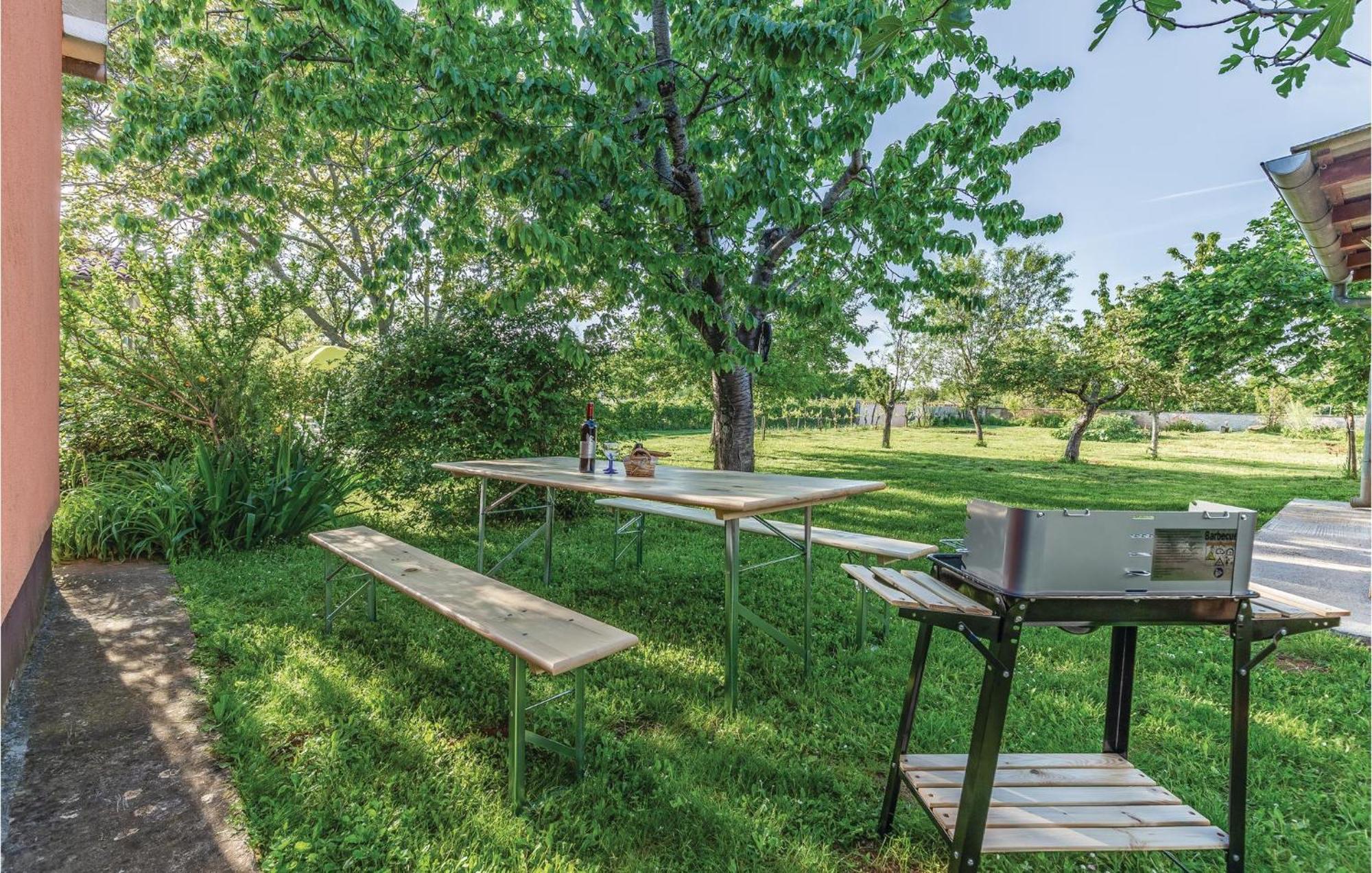 1 Bedroom Pet Friendly Home In Шишан Экстерьер фото