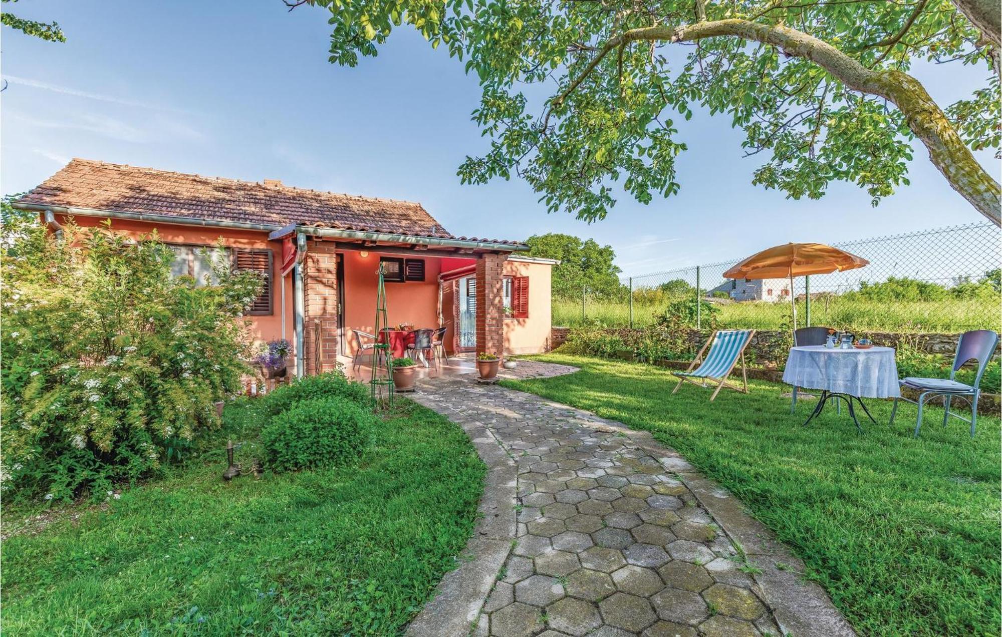 1 Bedroom Pet Friendly Home In Шишан Экстерьер фото